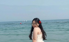 老头边吃奶边弄进去呻吟